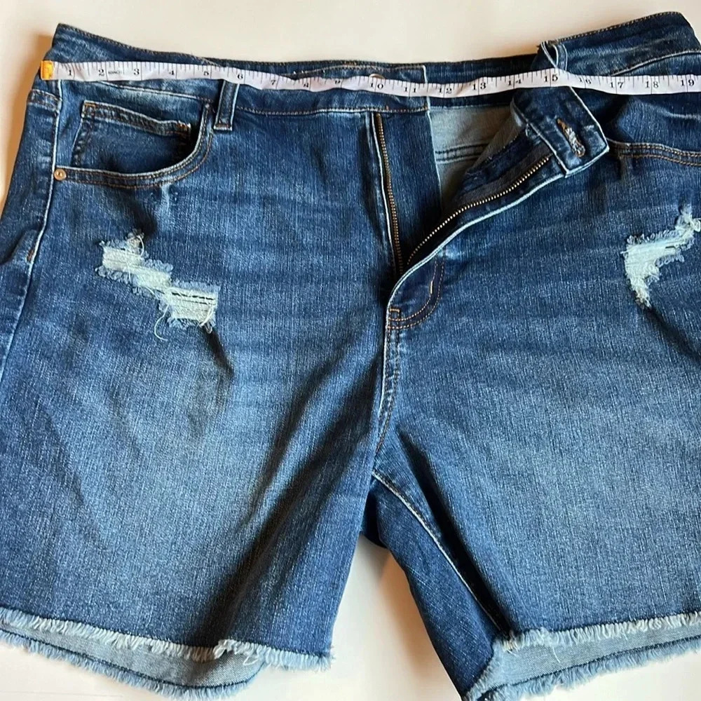 No Boundaries Distressed Juniors Shorts (size 19) - Picture 3 of 7